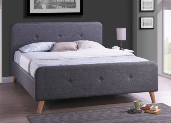 Sypialnia ze stylowym łóżkiem w tle